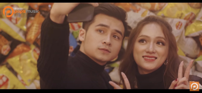 Âm nhạc - Trai đẹp Hà Anh tình tứ cùng Hương Giang Idol trong MV mới (Hình 3).