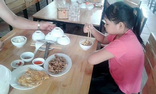 Dậy sóng mạng - Người cha nghèo mang mì tôm đưa con đi du lịch biển