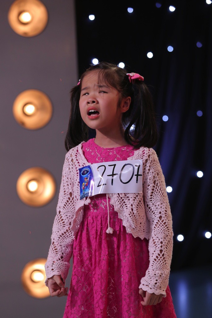 Âm nhạc - Cô bé khiếm thị hát về mẹ gây xúc động tại Vietnam Idol Kids