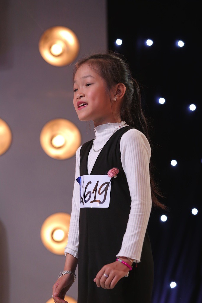 Âm nhạc - Cô bé khiếm thị hát về mẹ gây xúc động tại Vietnam Idol Kids (Hình 3).