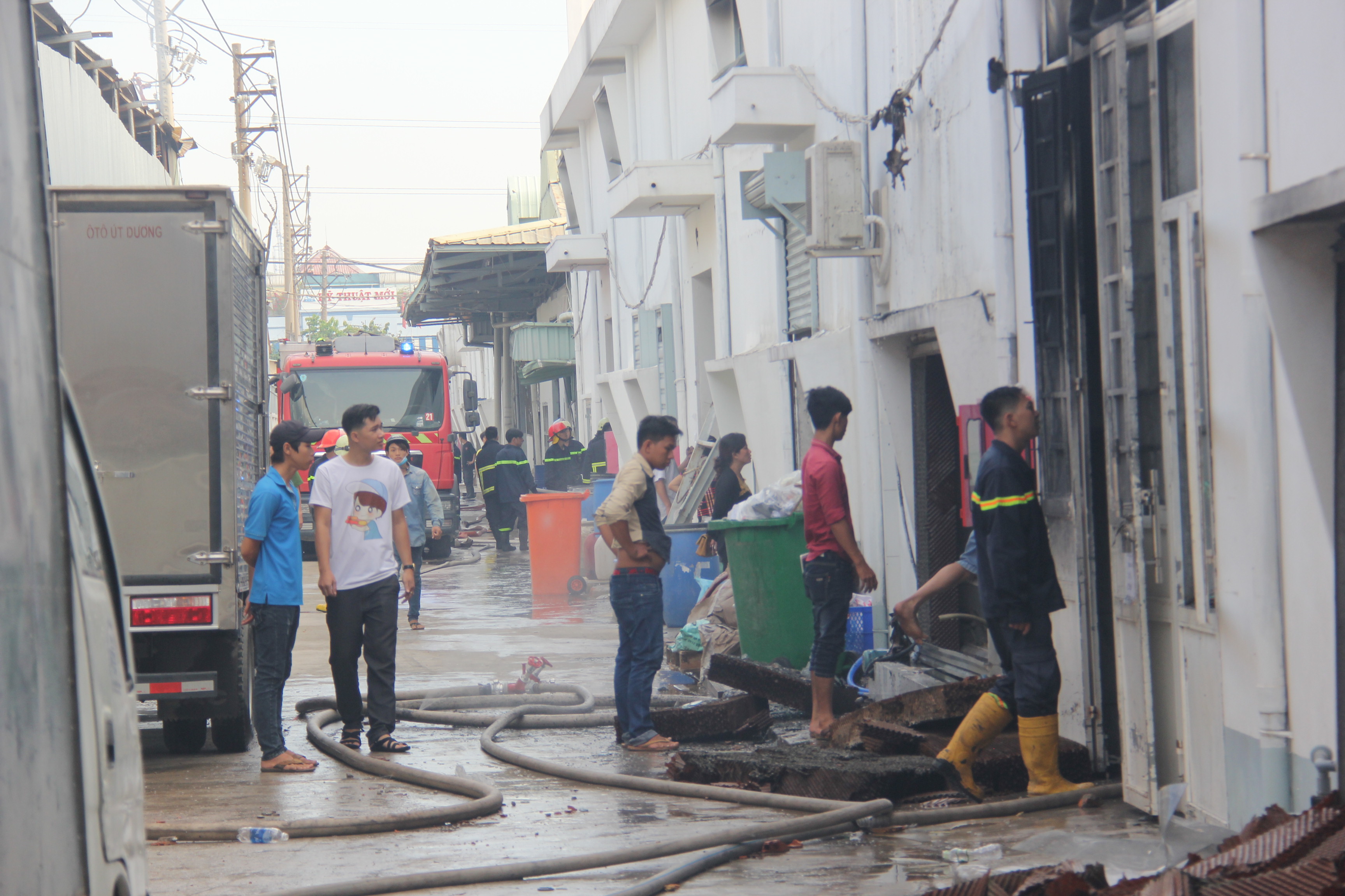 Tin nhanh - Cháy lớn một công ty nhựa ở quận 8, nhiều tài sản tan thành mây khói (Hình 3).