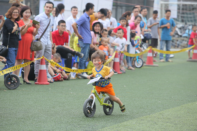 Sự kiện - Con trai siêu mẫu Hạ Vy hào hứng tham gia chương trình 'Cua-rơ nhí' (Hình 2).