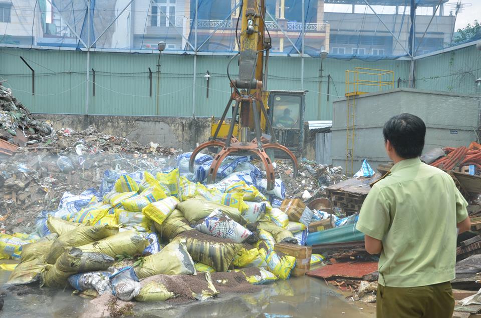 Tin nhanh - TP.HCM: Tiêu hủy hàng chục tấn phân bón giả