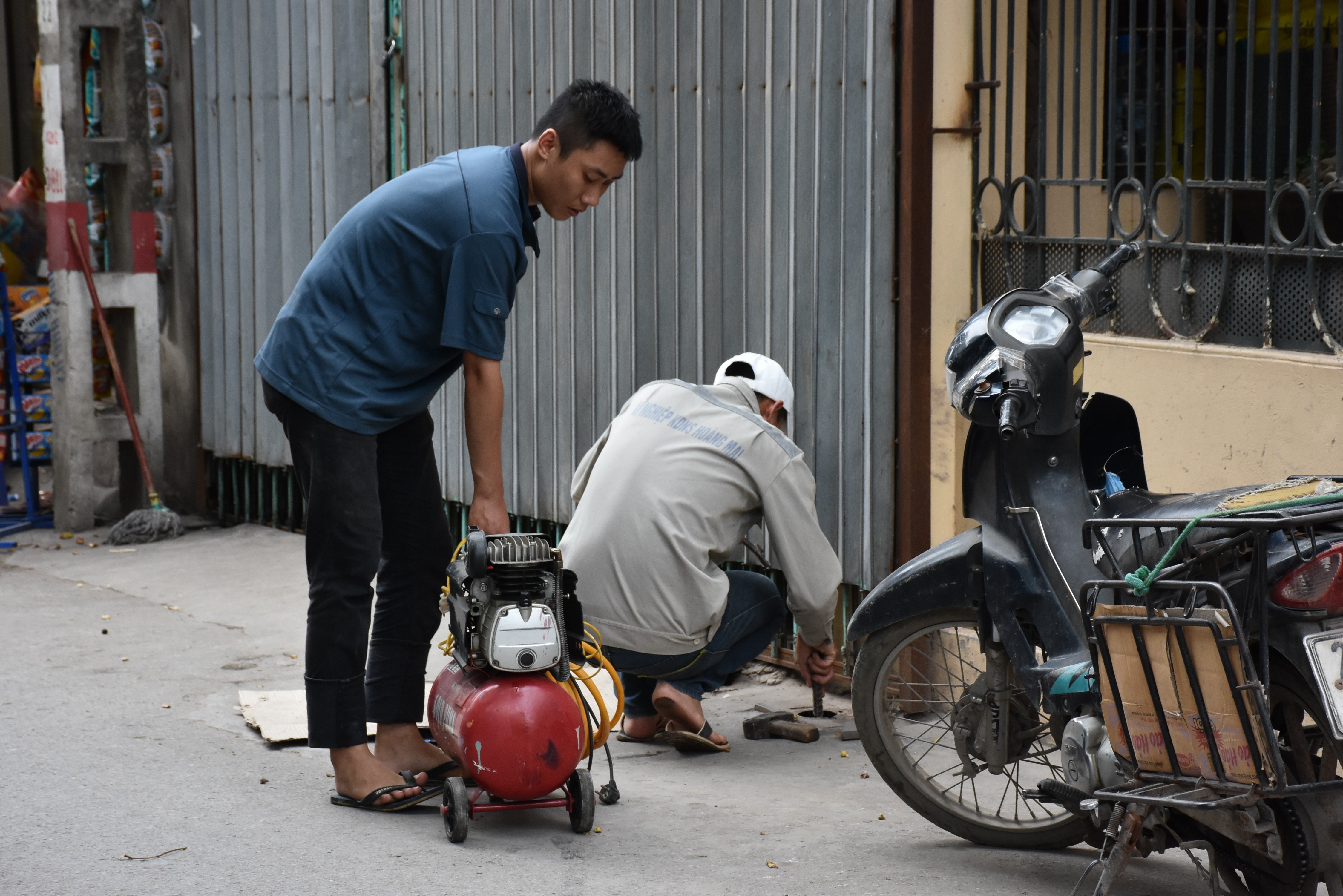 Xã hội - Hà Nội: Kinh hãi nước sinh hoạt đục đỏ như gạch cua (Hình 5).