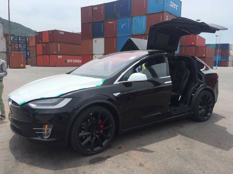 Thị trường - Ôtô điện Tesla Model X về Việt Nam 'vật vã' ra khỏi container