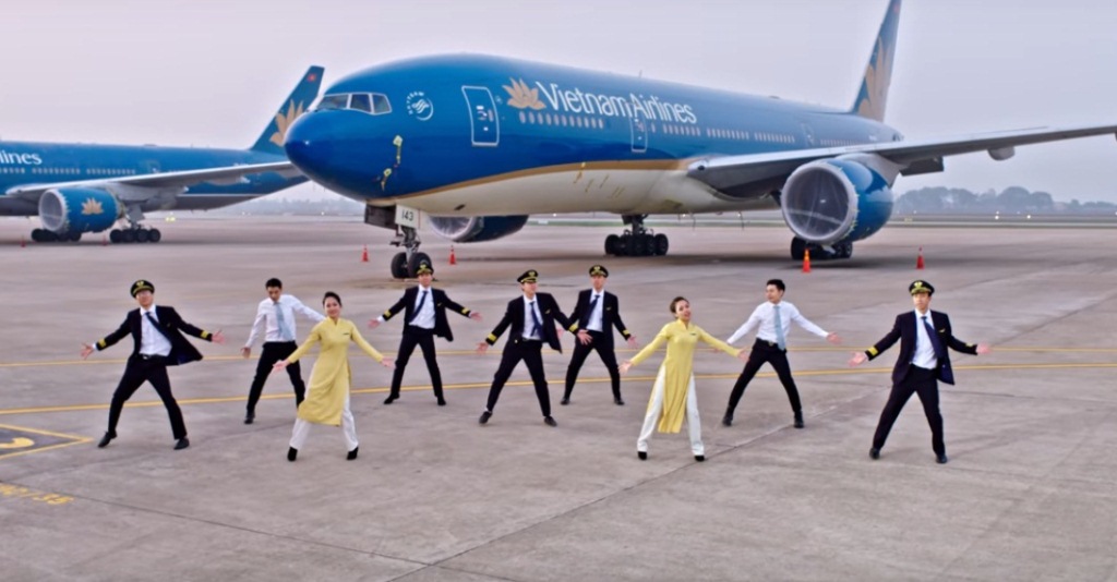 Tiêu dùng & Dư luận - 'So găng' lương nhân viên Vietnam Airlines và Vietjet Air