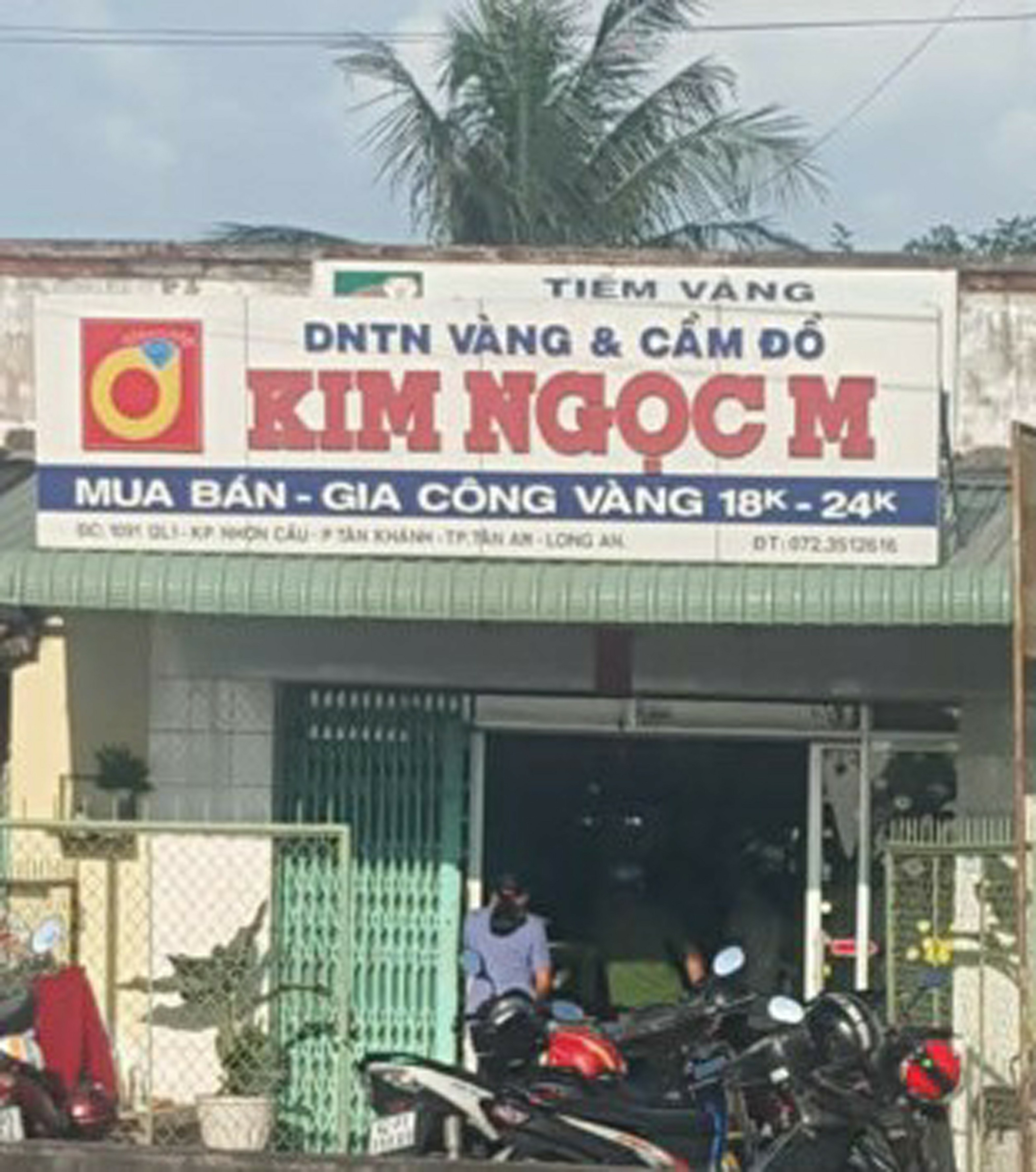 An ninh - Hình sự - Trích xuất camera, truy tìm kẻ chém chủ tiệm, cướp 10 lượng vàng