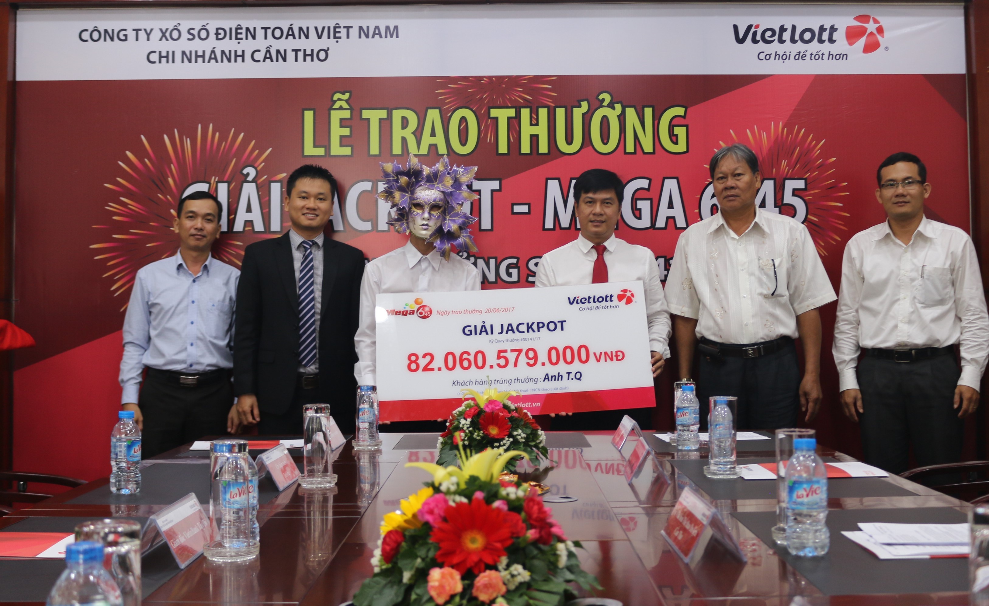 Xã hội - Tỷ phú jackpot Vietlott 82 tỷ đồng trích 100 triệu làm từ thiện