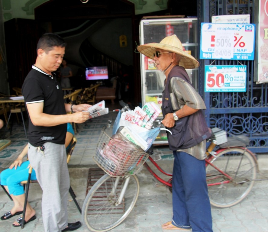 Xã hội - Tâm sự của cụ ông gần 30 năm 'nặng lòng' với nghề báo dạo  (Hình 3).