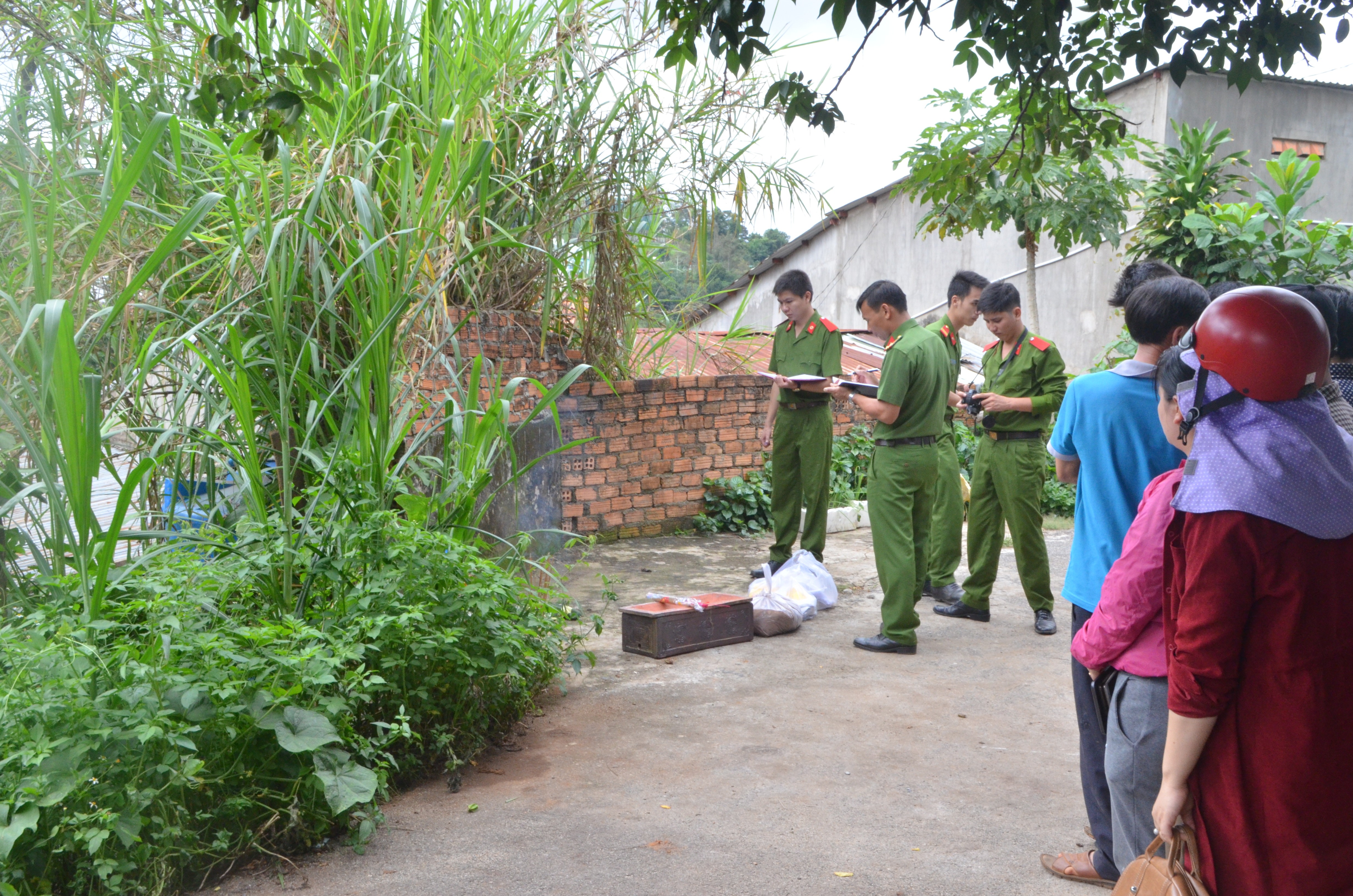 An ninh - Hình sự - Phát hiện thi thể bé gái được cuộn trong chăn, để bên lề đường