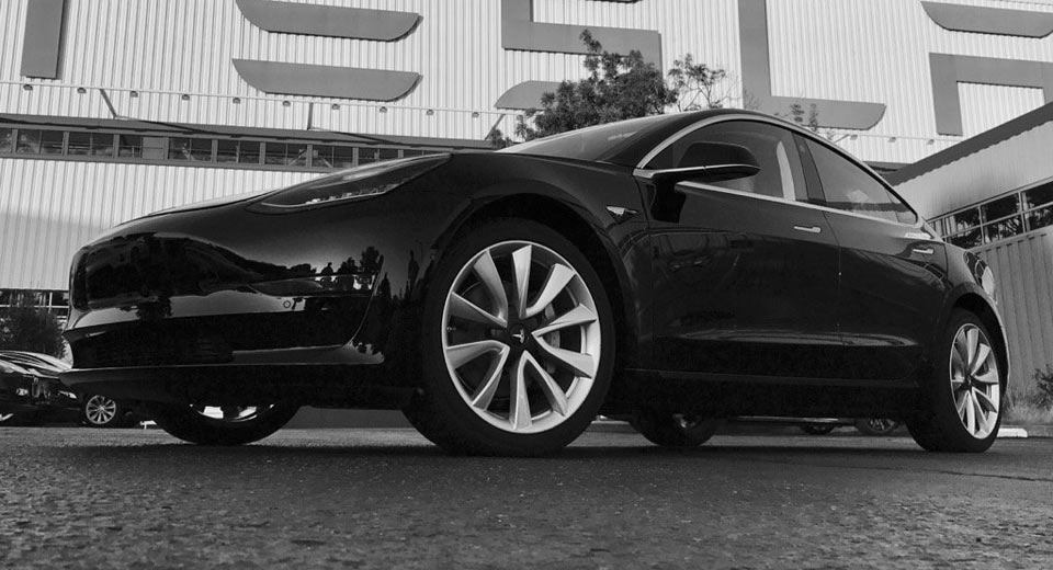 Thị trường - Người đầu tiên sở hữu Tesla Model 3 là ai? 