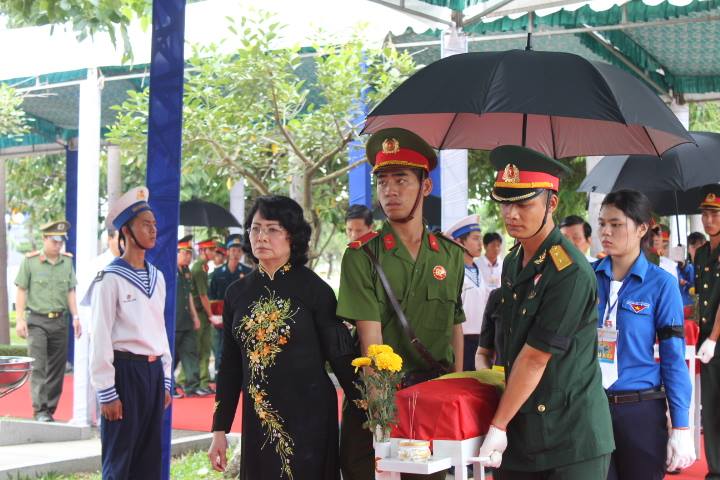 Chính trị - Hình ảnh xúc động lễ truy điệu các liệt sĩ ở sân bay Biên Hòa