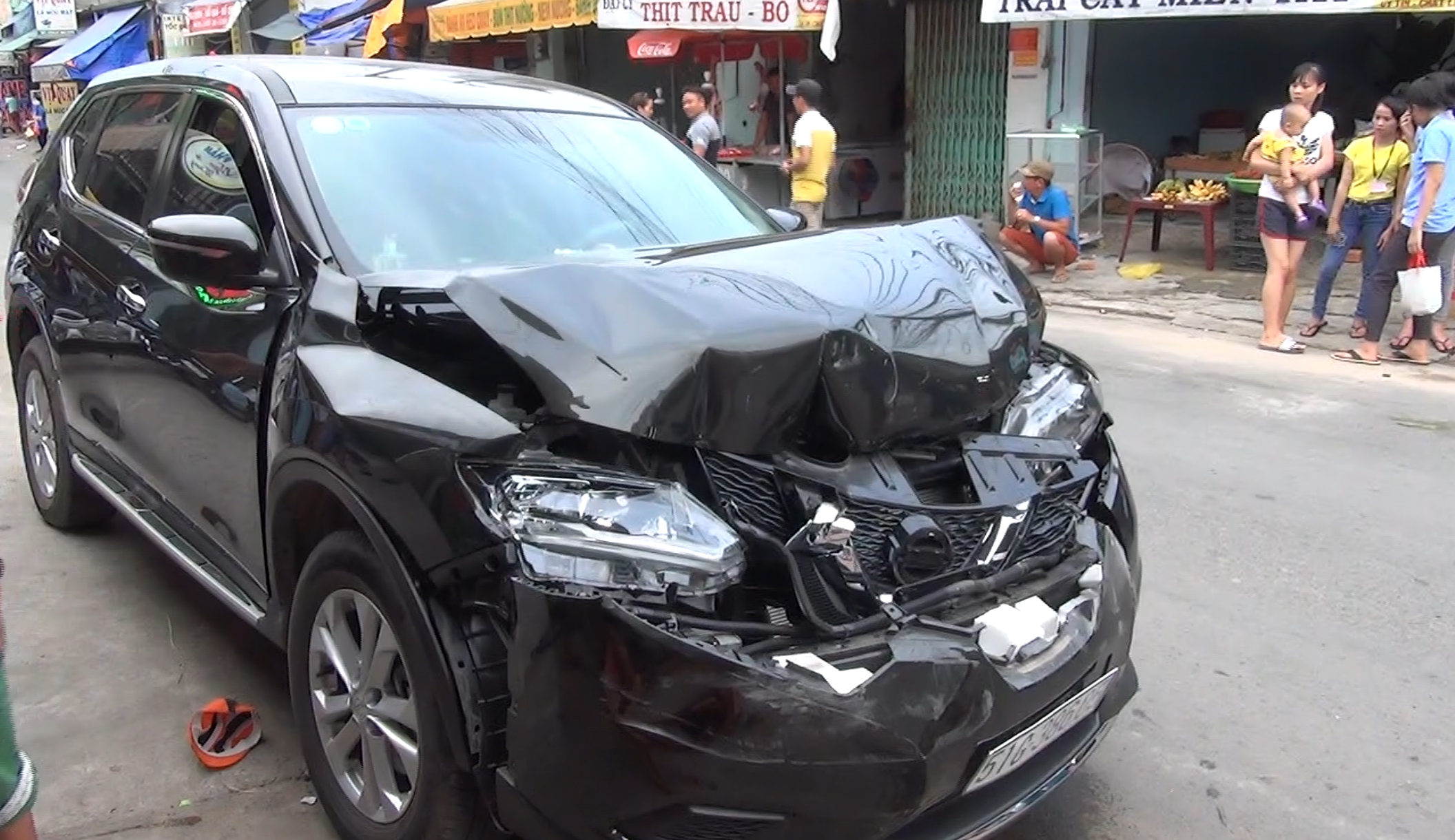 Tin nhanh - Bình Dương: Xe 'điên’ mất lái gây tai nạn, 4 người thương vong