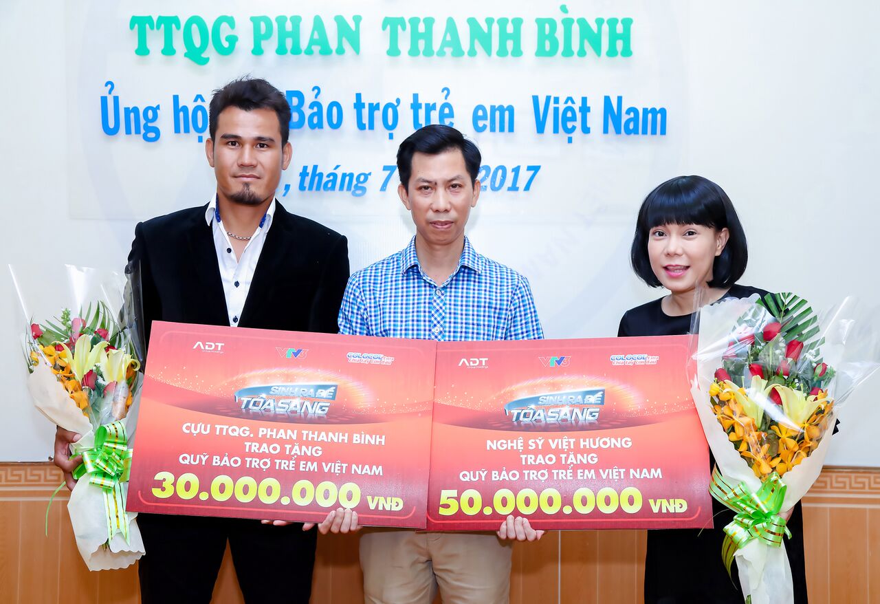 Ngôi sao - Việt Hương, Phan Thanh Bình trao tiền ủng hộ cho quỹ Bảo trợ trẻ em