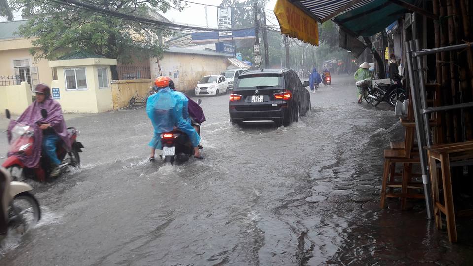 Tin nhanh - Hà Nội: Tái diễn cảnh 'đường thành sông' sau cơn mưa lớn sáng 17/7