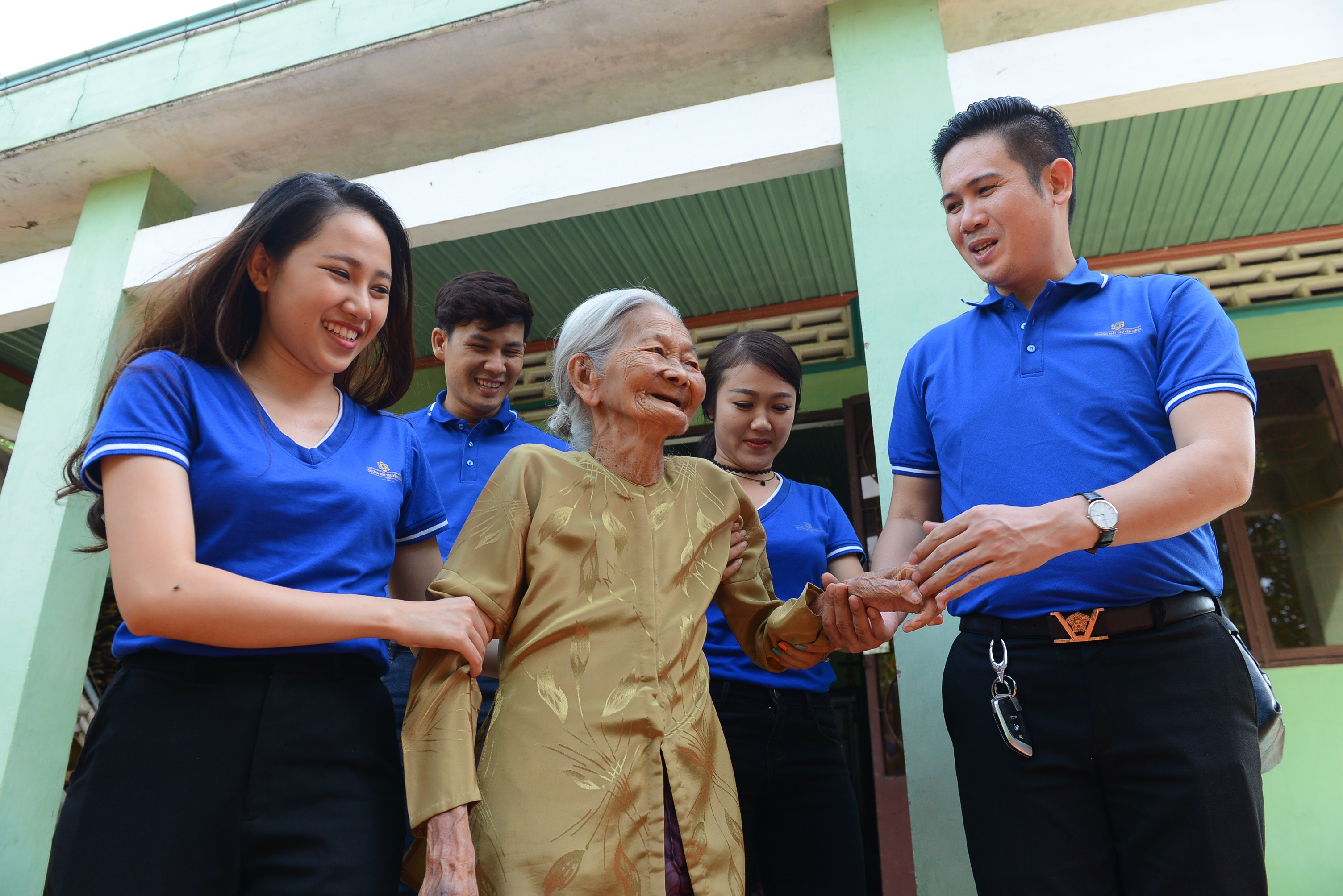 Ngôi sao - Quán quân Gương mặt truyền hình 2017 thăm các Mẹ Việt Nam anh hùng