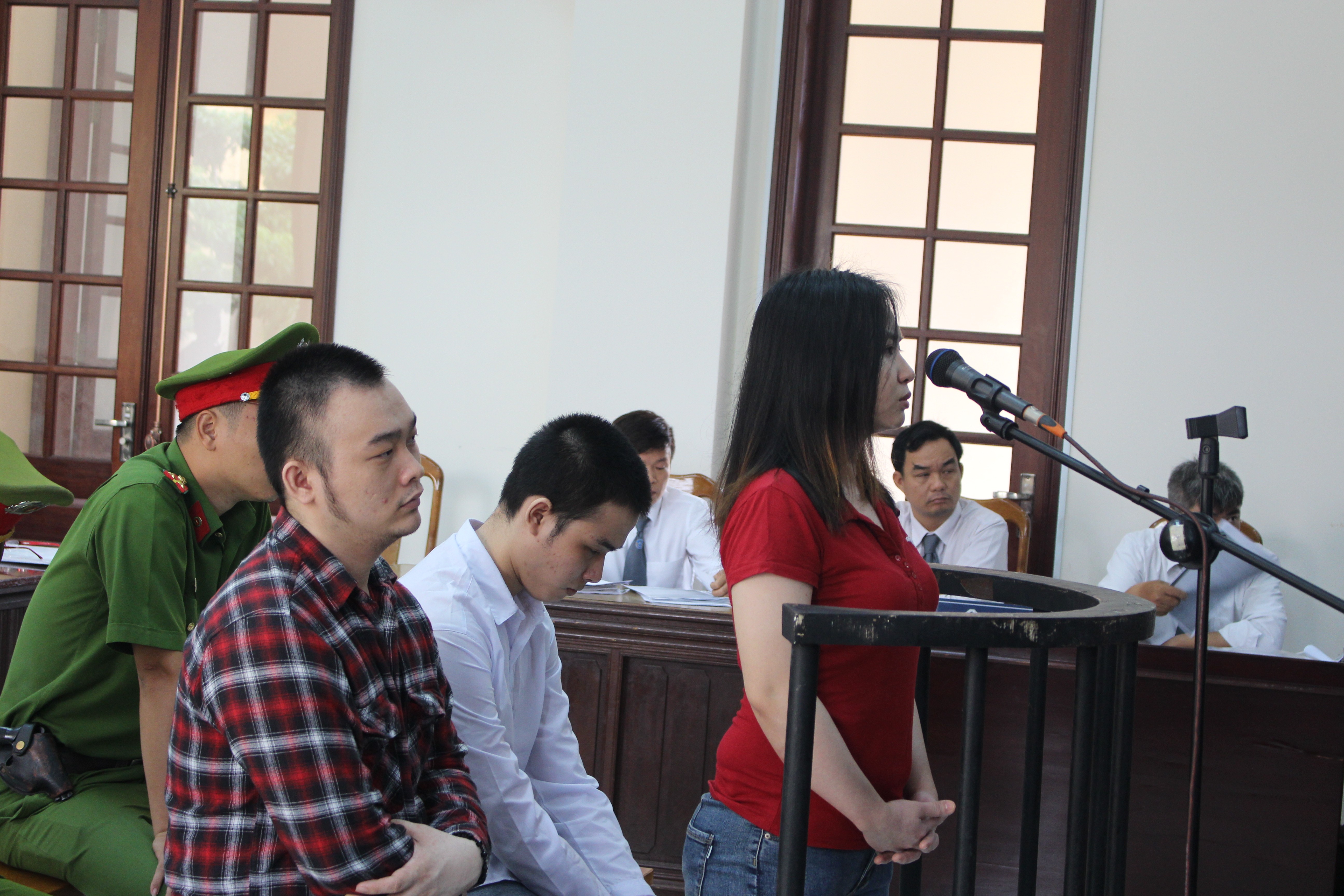 Hồ sơ điều tra - Nữ sinh thuê người tạt axít bạn tình đồng tính không nhận tội