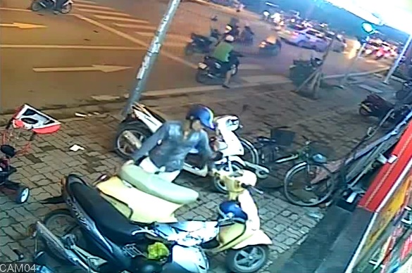 An ninh - Hình sự - Clip: Trộm 'cuỗm' Vespa trước cửa hàng tiện lợi chỉ trong 10 giây (Hình 2).