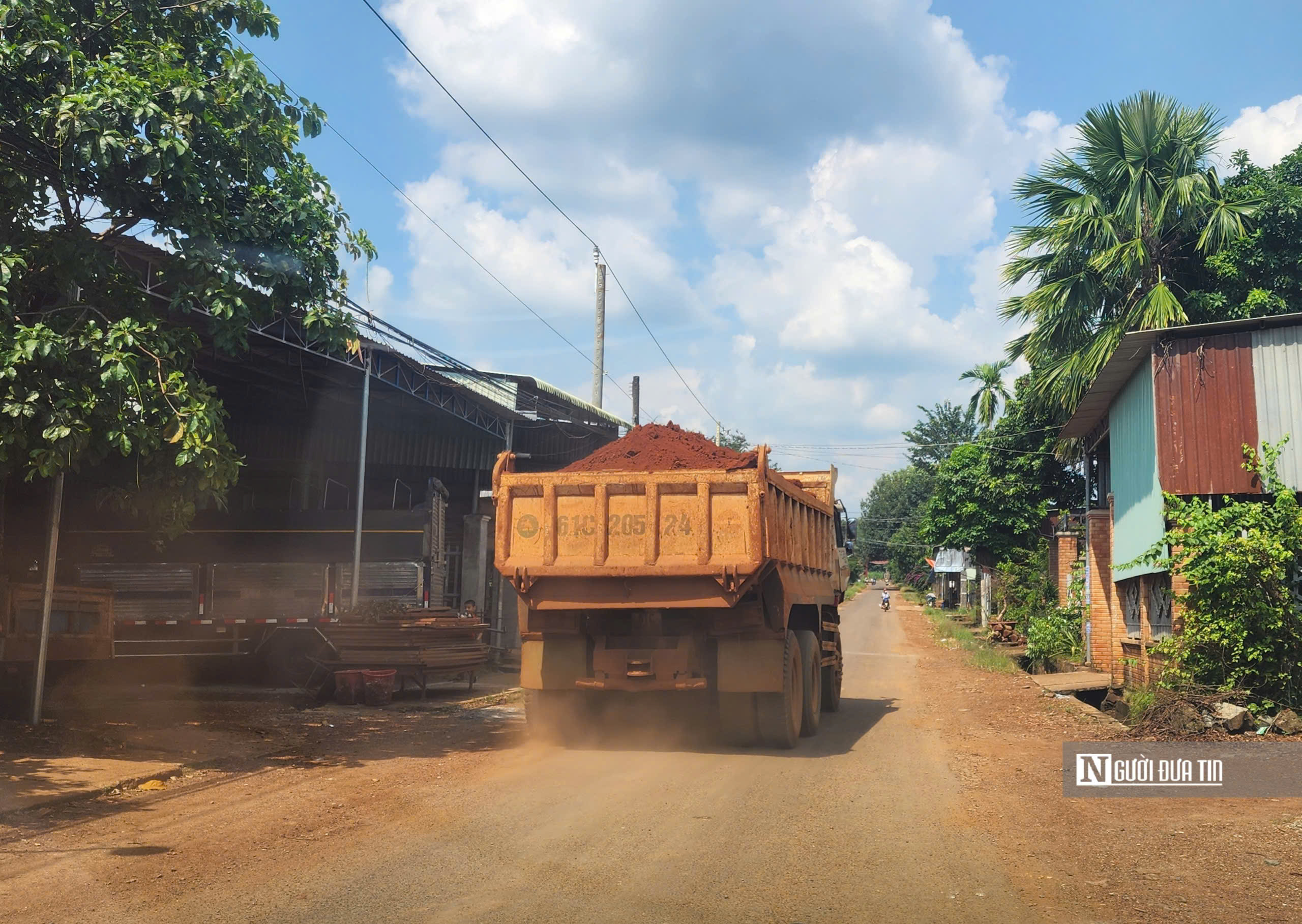 Đoàn xe rầm rộ khai thác đất, chạy “nát” đường dân sinh, chính quyền không hay biết- Ảnh 3.