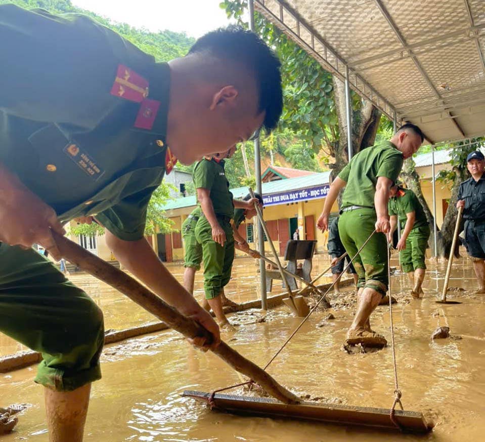 Công an, bộ đội lội bùn khắc phục hậu quả lũ ống tại Nghệ An- Ảnh 2.