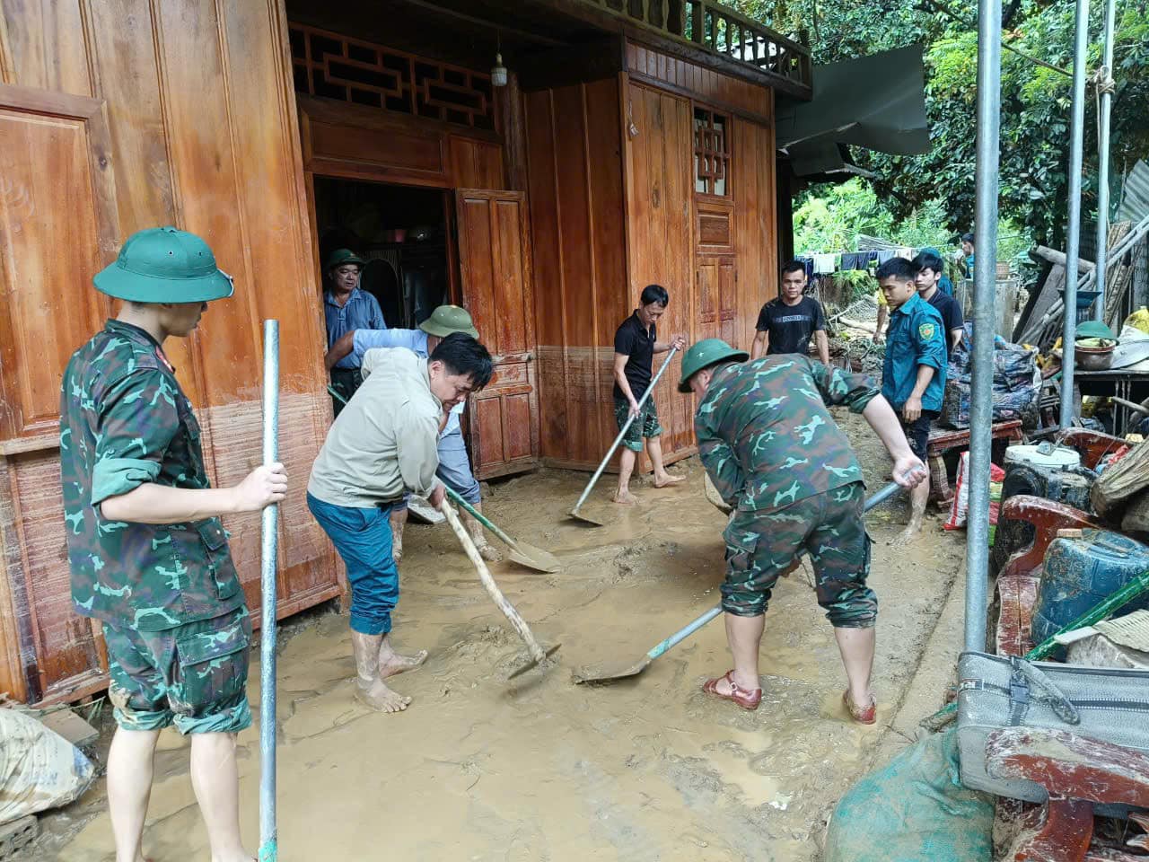 Công an, bộ đội lội bùn khắc phục hậu quả lũ ống tại Nghệ An- Ảnh 3.