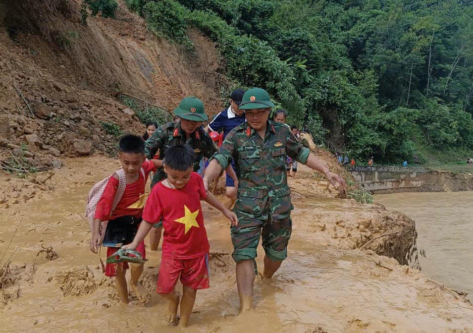 Công an, bộ đội lội bùn khắc phục hậu quả lũ ống tại Nghệ An- Ảnh 4.