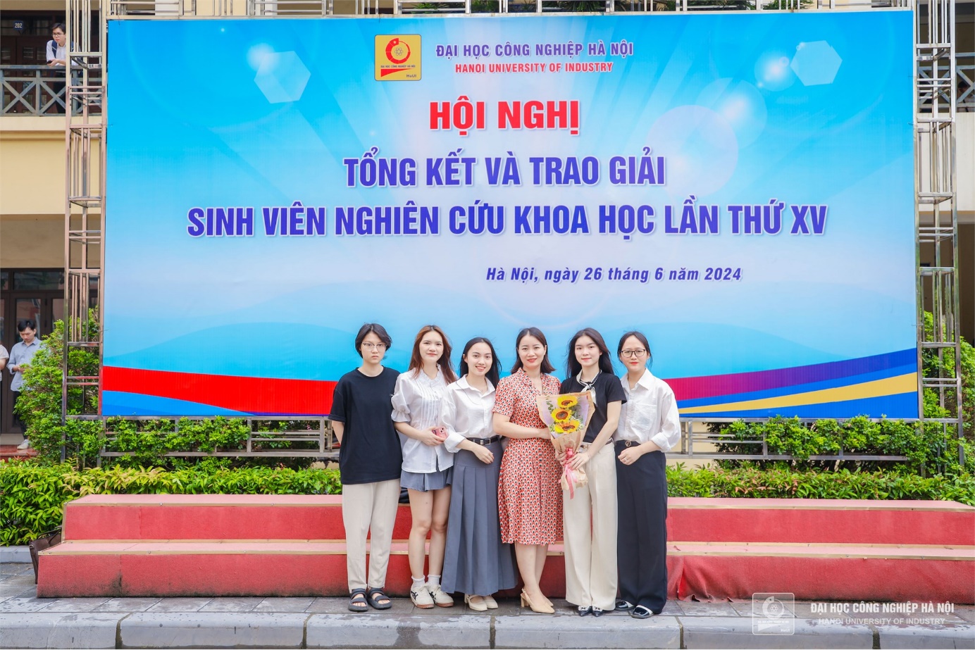 Sinh viên Trường Đại học Công nghiệp Hà Nội sáng tạo túi thời trang tái chế, lan tỏa thông điệp bảo vệ môi trường