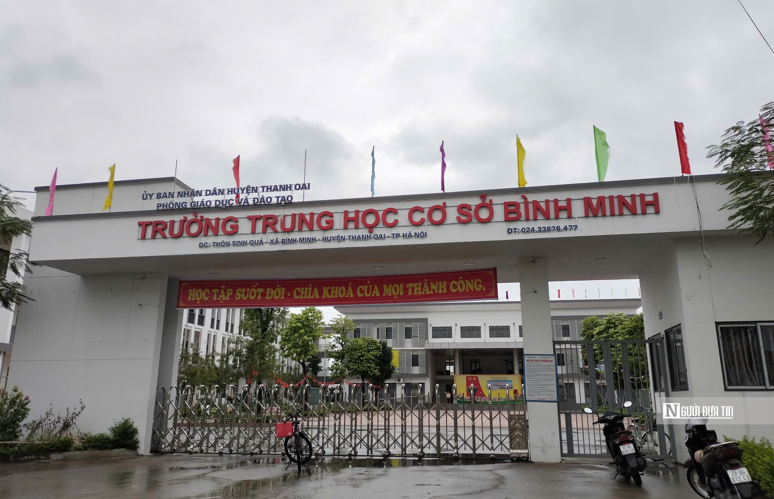 Vụ học sinh nhập việc sau khi uống nước cổng trường: Đưa mẫu nước đi kiểm nghiệm- Ảnh 2.