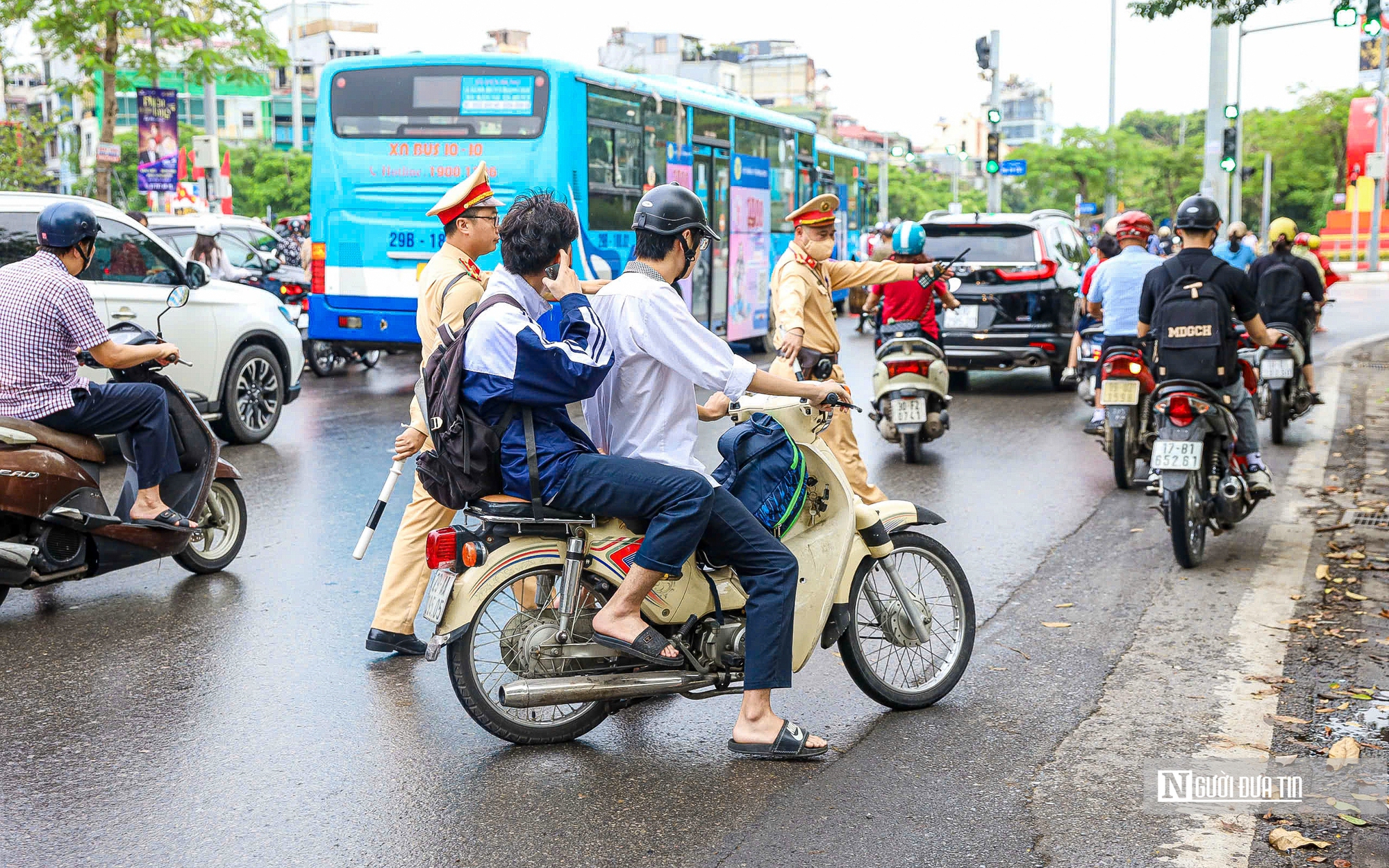 Một giờ chốt chặn gần trường học, phát hiện hàng loạt học sinh lái xe máy vi phạm- Ảnh 5. Hà Nội: Mở đợt cao điểm xử lý học sinh vi phạm giao thông