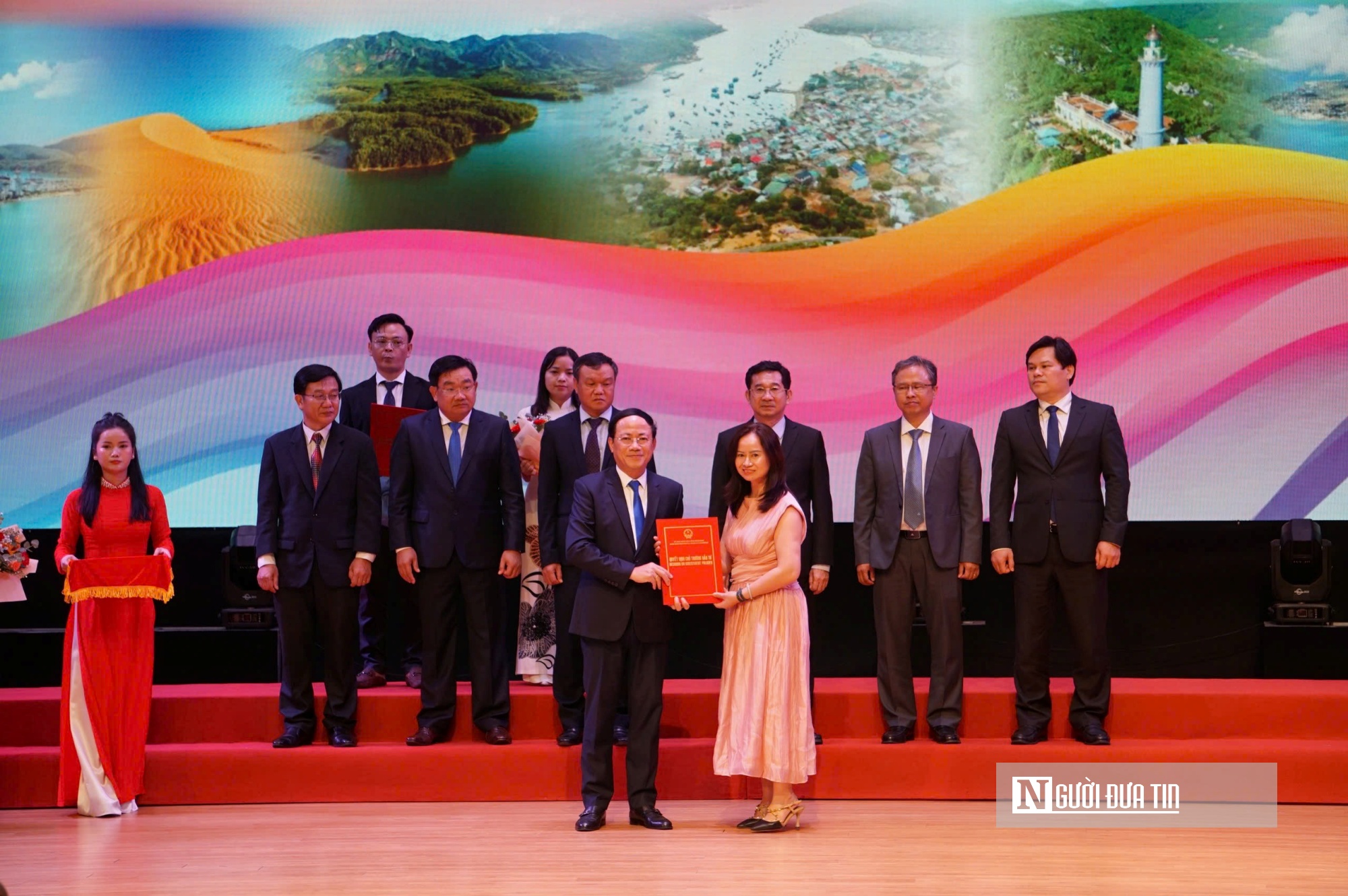 Trao quyết định, chứng nhận đầu tư giữa UBND các tỉnh Duyên hải Trung bộ và các nhà đầu tư trong khuôn khổ hội nghị. Ảnh: Thu Dịu Trao quyết định, chứng nhận đầu tư giữa UBND các tỉnh Duyên hải Trung bộ và các nhà đầu tư trong khuôn khổ hội nghị. Ảnh: Thu Dịu