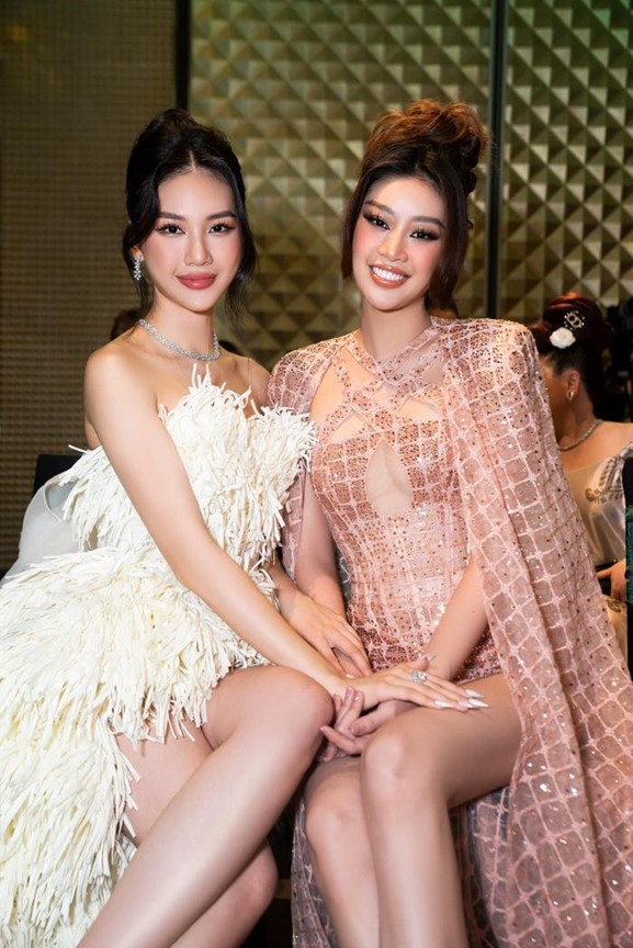 Hoa hậu Khánh Vân tung ảnh bên dàn phù dâu "hot hòn họt"- Ảnh 3. Hoa hậu Khánh Vân tung ảnh bên dàn phù dâu "hot hòn họt"- Ảnh 3.