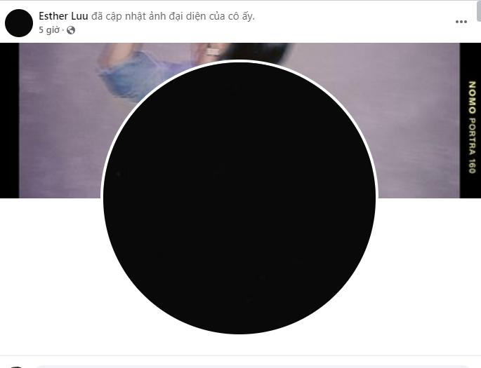 Hari Won để hình đại diện màu đen ngầm thông báo tin tang sự. (Ảnh chụp màn hình) Hari Won để hình đại diện màu đen ngầm thông báo tin tang sự. (Ảnh chụp màn hình)