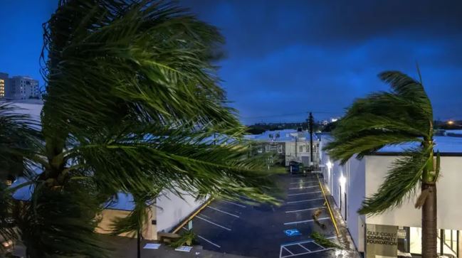 Siêu bão quái vật Milton đổ bộ Florida với sức gió gần 200km/h, mưa lớn "ngàn năm có 1"- Ảnh 2. Siêu bão quái vật Milton đổ bộ Florida với sức gió gần 200km/h, mưa lớn "ngàn năm có 1"- Ảnh 2.