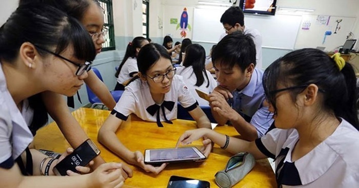 Bản tin 12/10: Quy định chặt chẽ việc học sinh sử dụng điện thoại trong trường học- Ảnh 1.