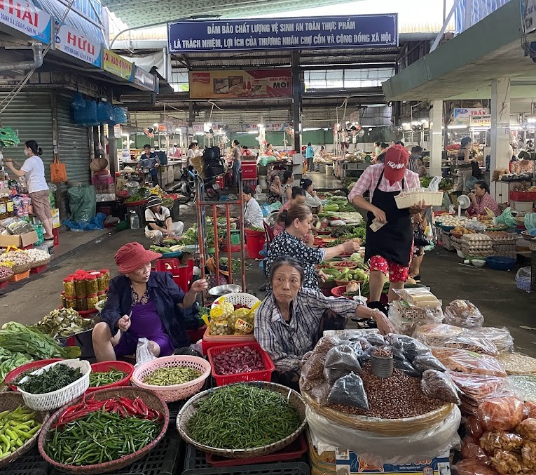 Tiểu thương buôn bán tại chợ Cồn.