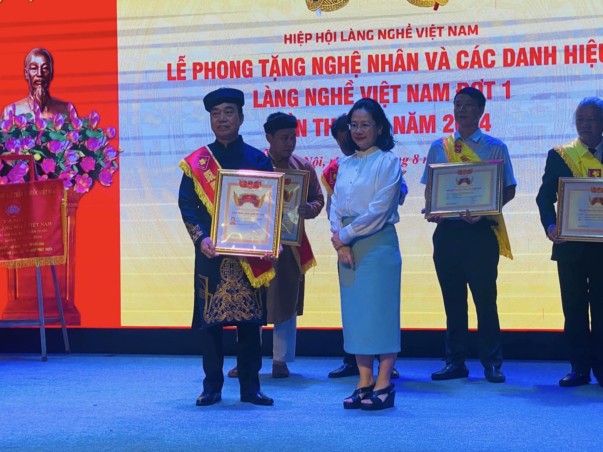 Người vừa được phong tặng danh hiệu Nghệ nhân sản xuất trà cung đình Huế là ai?- Ảnh 1. Người vừa được phong tặng danh hiệu Nghệ nhân sản xuất trà cung đình Huế là ai?- Ảnh 1.