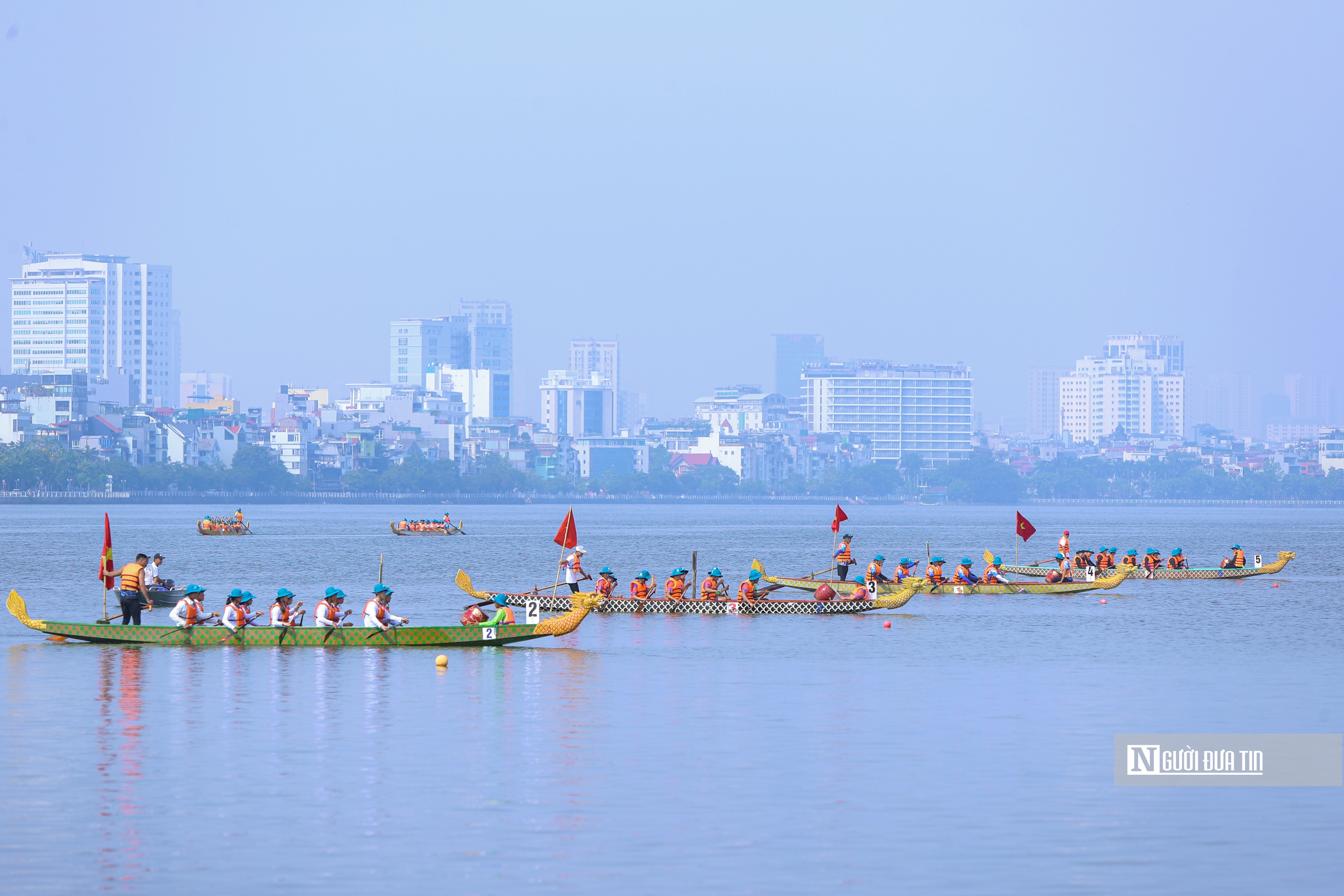 Hà Nội: Gần nghìn người tham gia giải bơi chải thuyền rồng 2024- Ảnh 1.