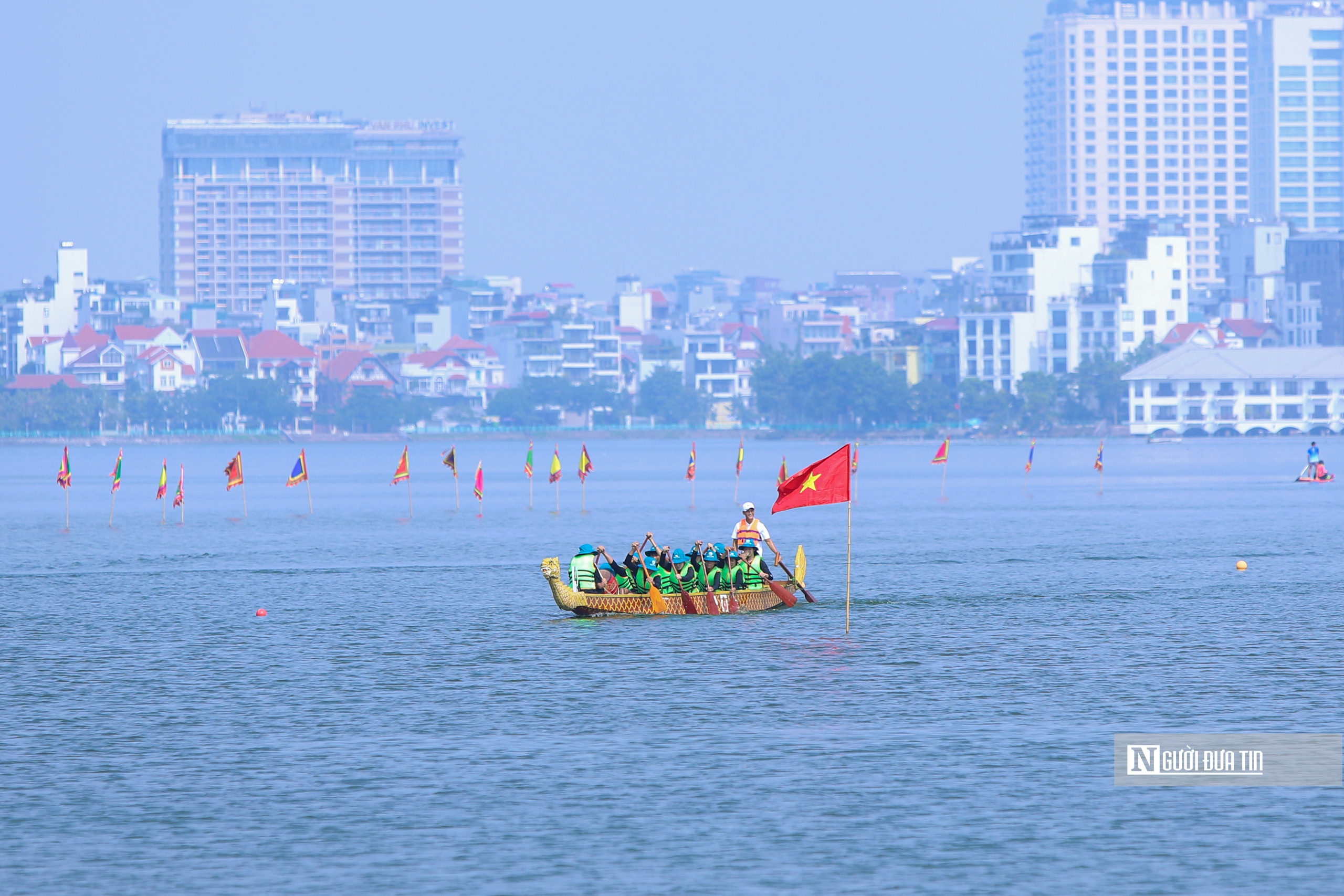 Hà Nội: Gần nghìn người tham gia giải bơi chải thuyền rồng 2024- Ảnh 11.