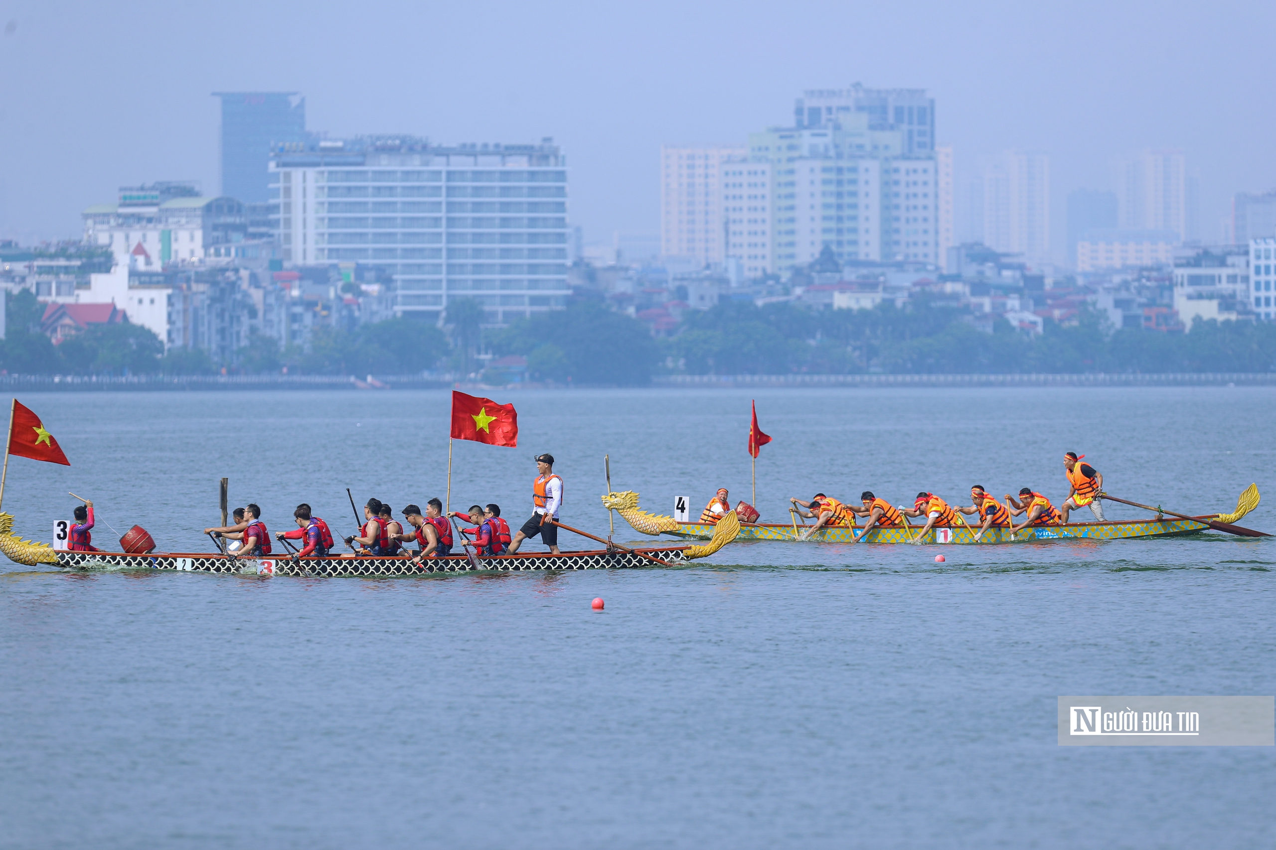 Hà Nội: Gần nghìn người tham gia giải bơi chải thuyền rồng 2024- Ảnh 6.