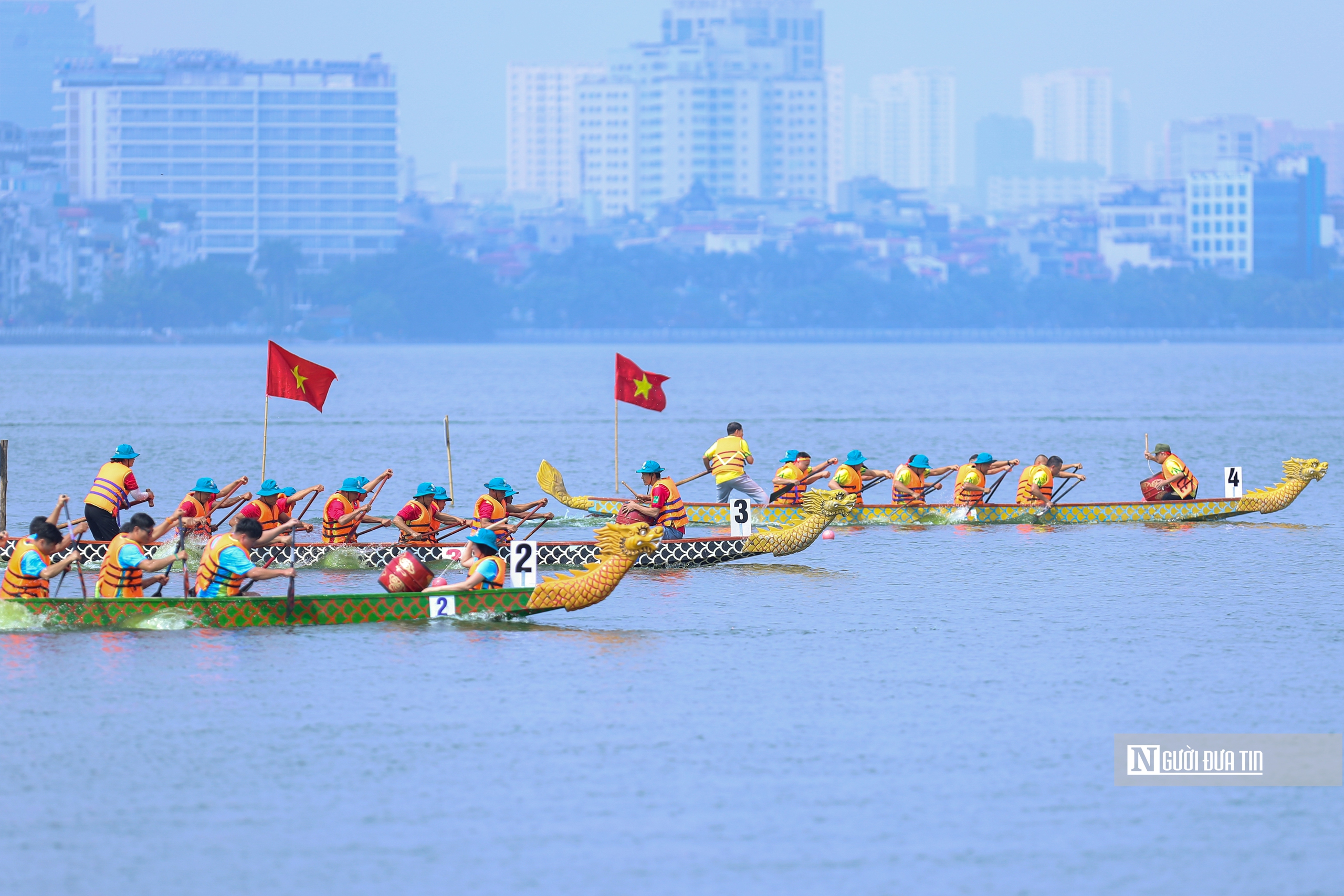 Hà Nội: Gần nghìn người tham gia giải bơi chải thuyền rồng 2024- Ảnh 5.