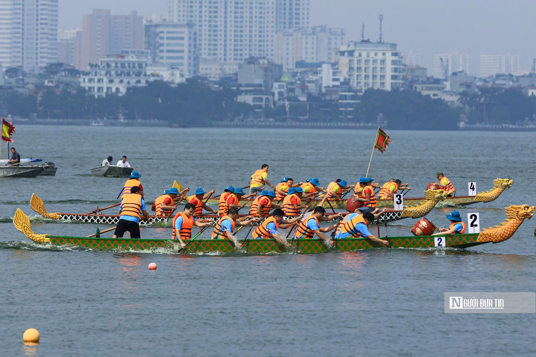 Hà Nội: Gần nghìn người tham gia giải bơi chải thuyền rồng 2024- Ảnh 9.