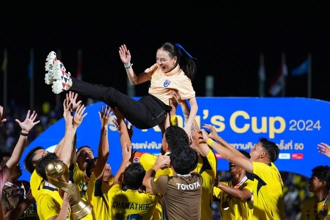 Nữ tỷ phú Madam Pang ăn mừng chức vô địch King's Cup 2024.