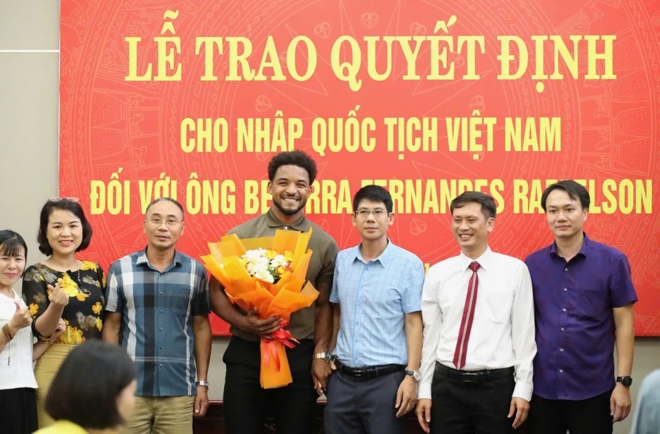 Rafaelson nhập quốc tịch Việt Nam với tên gọi là Nguyễn Xuân Son.