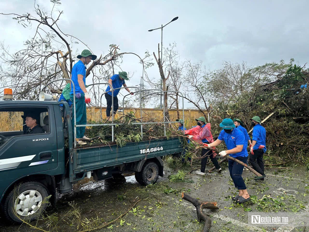 Thanh niên Nghệ An xung kích dựng xây đất nước – Bài 1: Vượt mưa bão, sẻ chia người dân thiên tai- Ảnh 1.