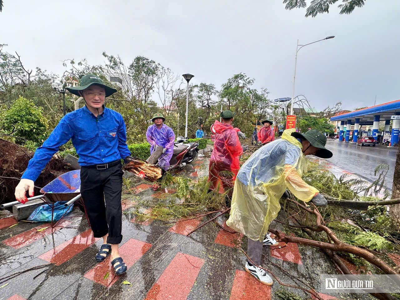 Thanh niên Nghệ An xung kích dựng xây đất nước – Bài 1: Vượt mưa bão, sẻ chia người dân thiên tai- Ảnh 2.