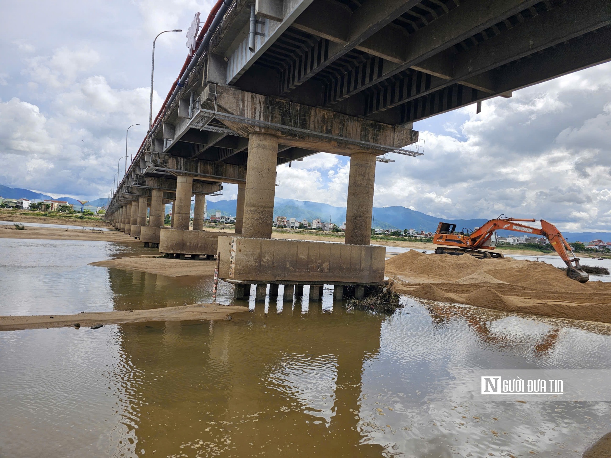 Cầu Kiên Mỹ (thị trấn Phú Phong, huyện Tây Sơn) trên sông Kôn bị xói lở nhiều trụ cầu, nguy cơ mất an toàn trong mùa mưa bão năm nay. Ảnh:TL