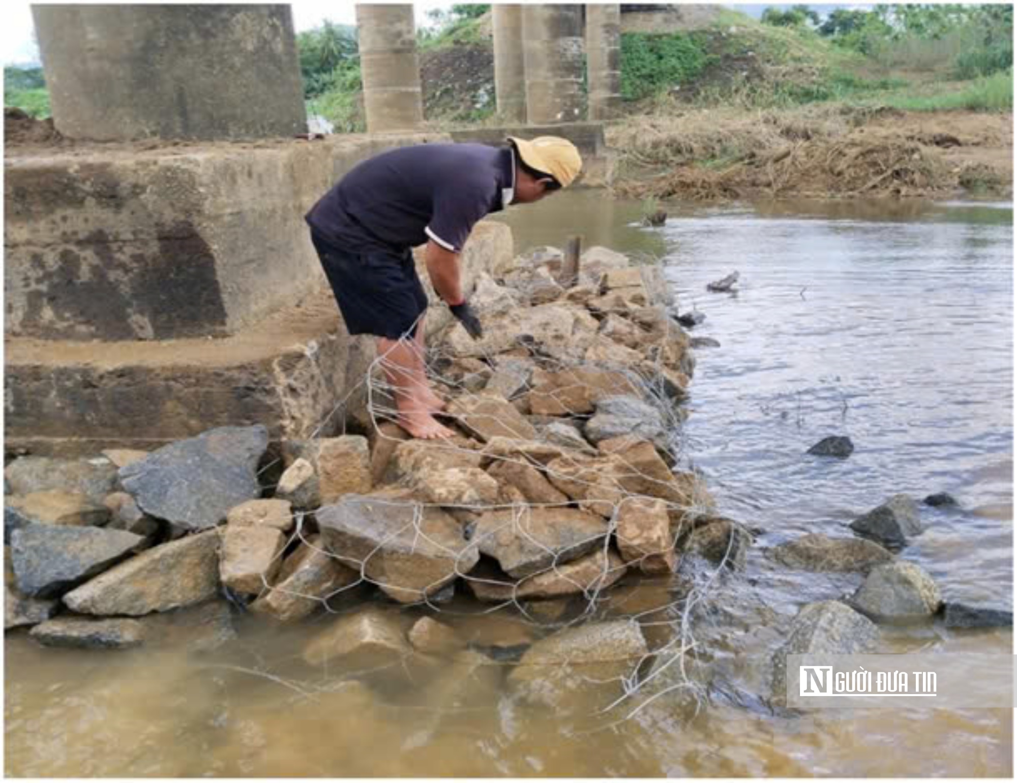 Sở GTVT tỉnh Bình Định kiểm tra, gia cố nhiều cầu yếu trên địa bàn tỉnh. Ảnh: Sở GTVT