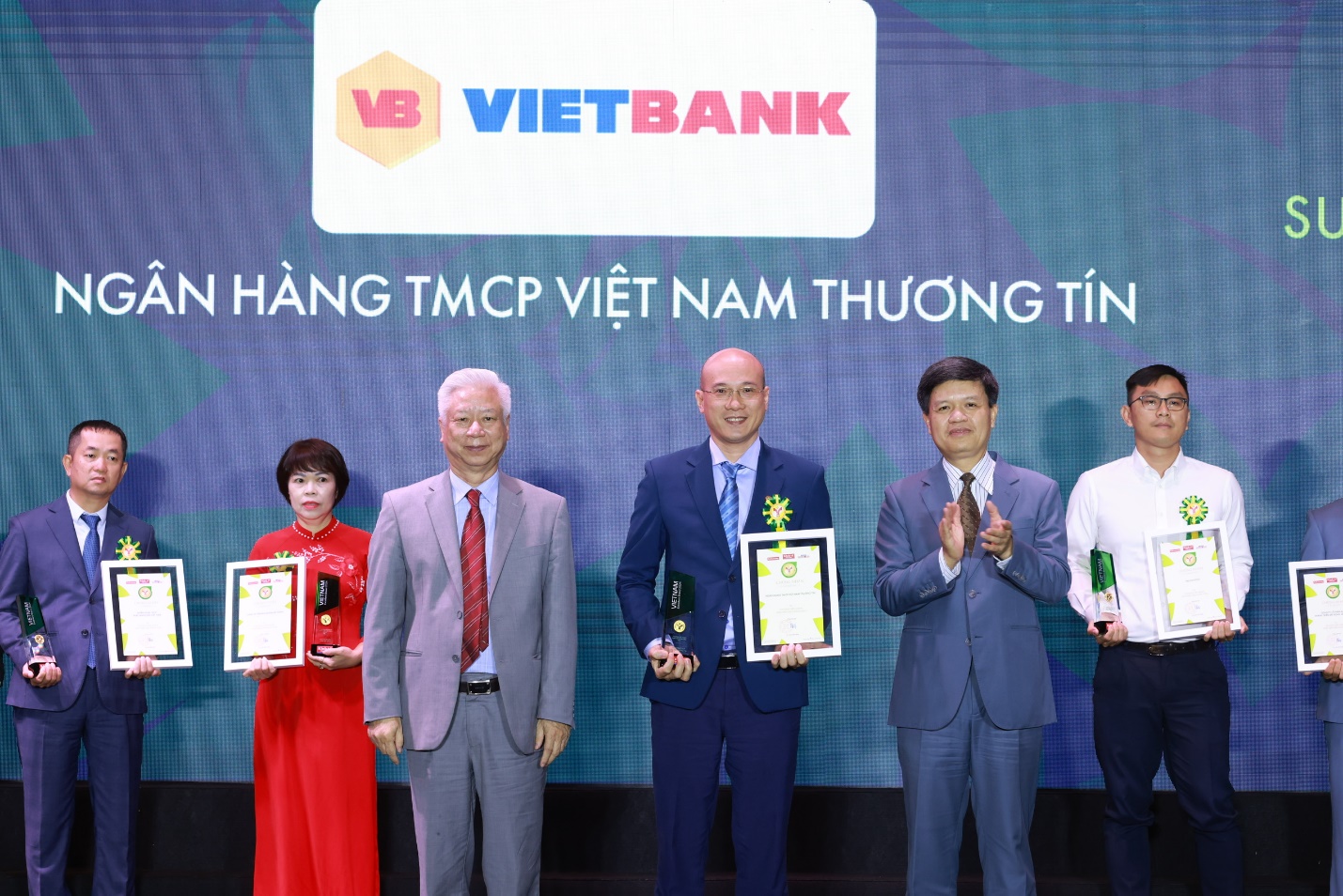 Vietbank lần thứ hai liên tiếp được vinh danh "Thương hiệu mạnh – phát triển bền vững 2024"- Ảnh 1.