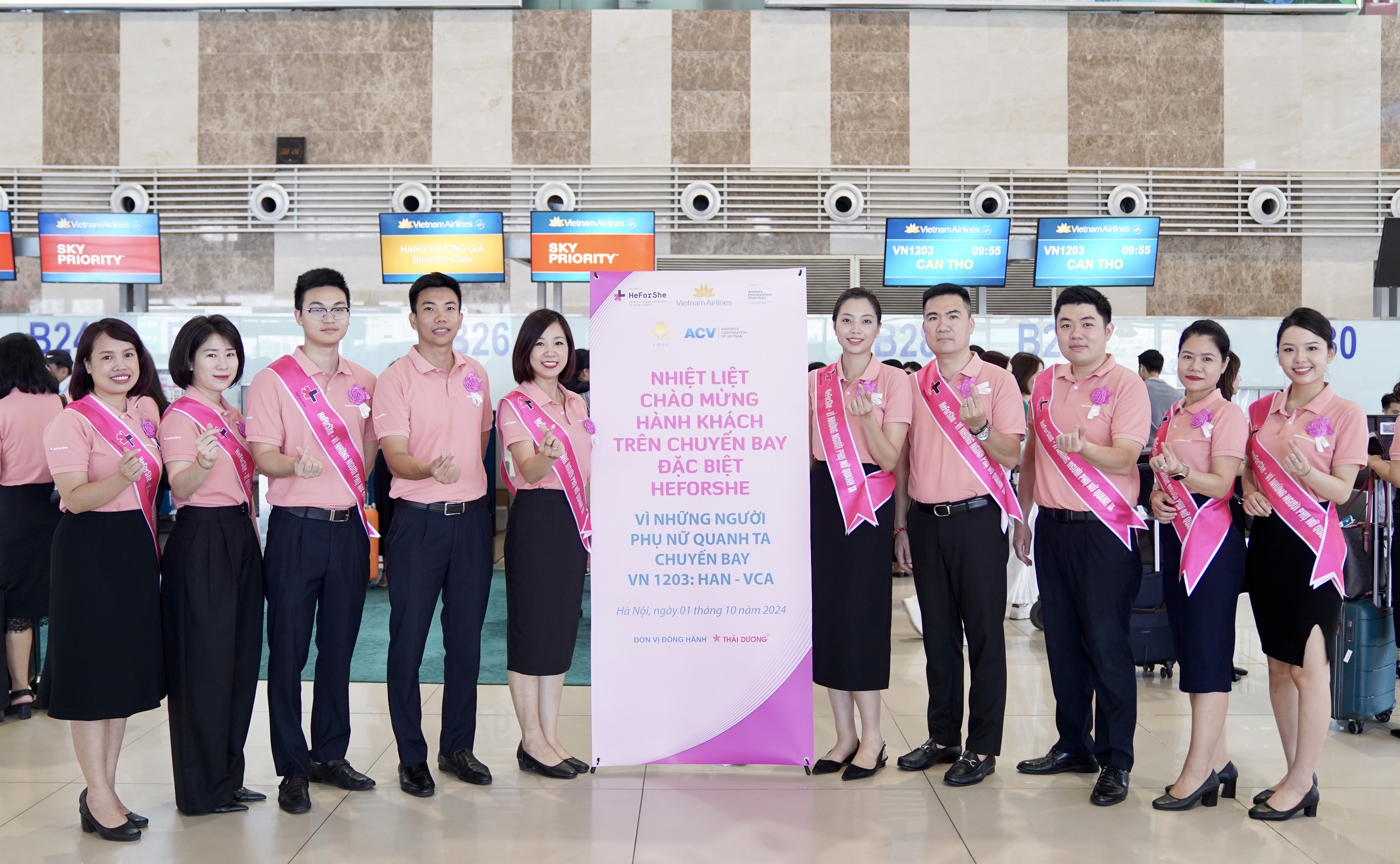 "Chuyến bay màu hồng" chung tay vì bình đẳng giới- Ảnh 1.