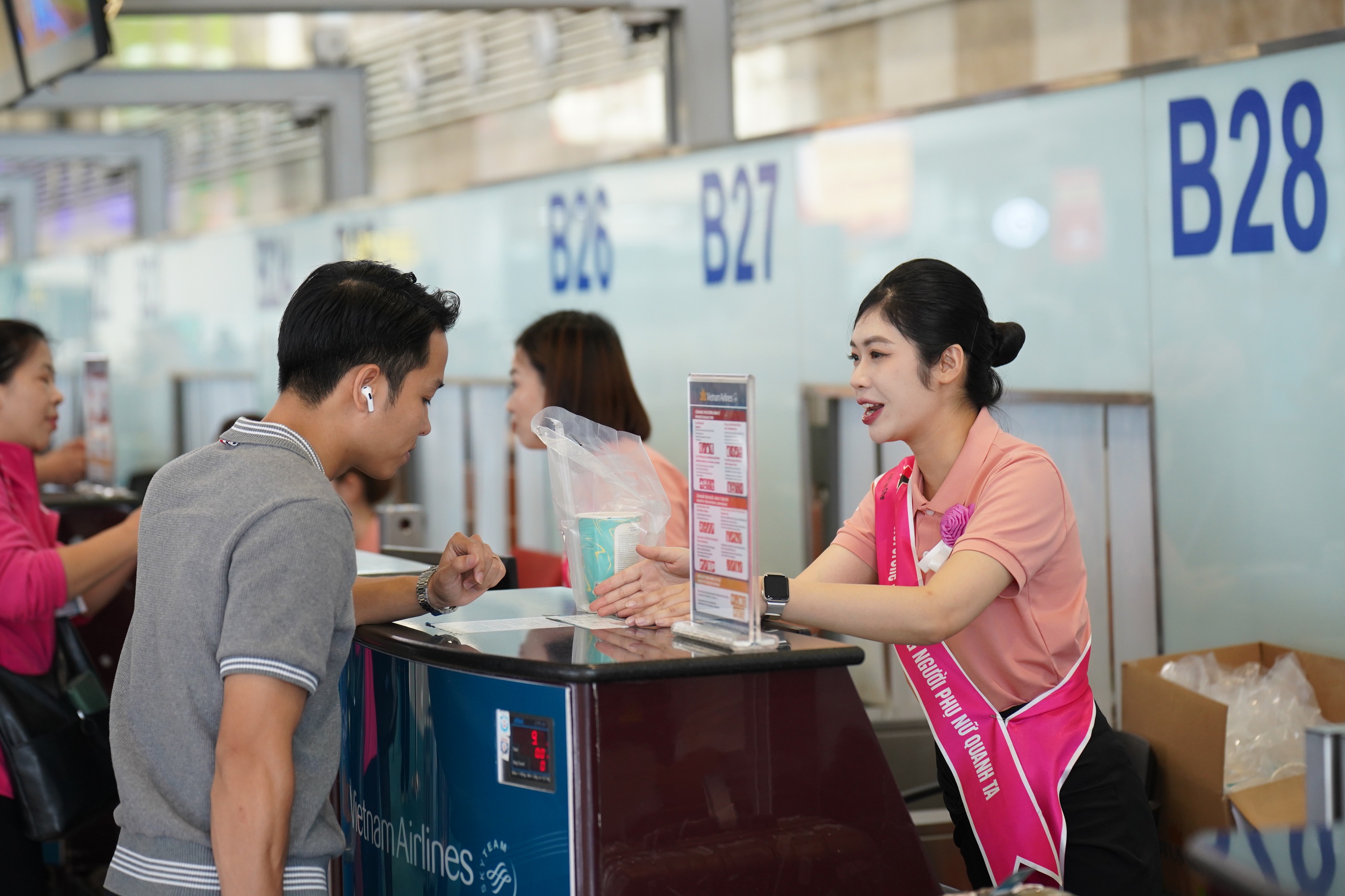 "Chuyến bay màu hồng" chung tay vì bình đẳng giới- Ảnh 5.